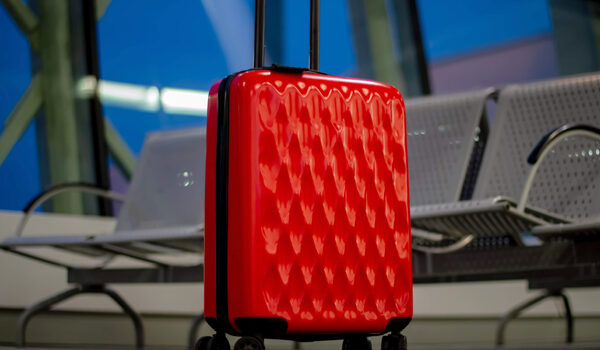 Uszkodzona walizka na lotnisku – jakie kroki podjąć?