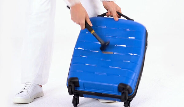 Twarde walizki WITTCHEN są odporne na uderzenia, spadanie i zgniatanie – przetestowaliśmy to!