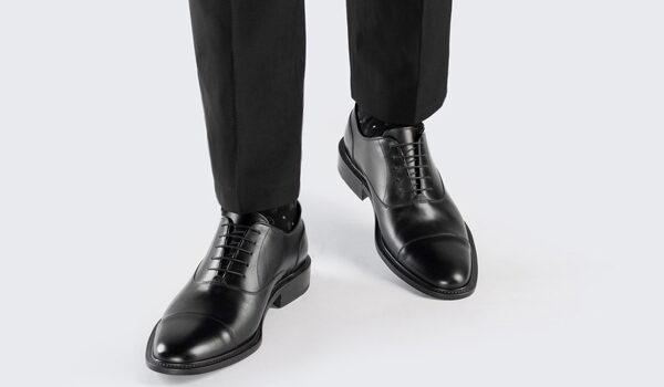Jakie buty pasują do czarnego garnituru?