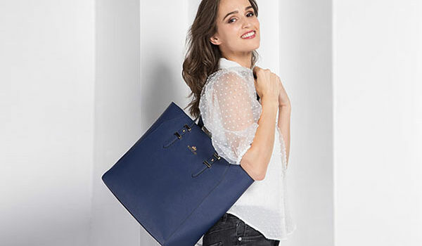 Shopperka w kolorze Classic Blue. Bądź modna tej wiosny!