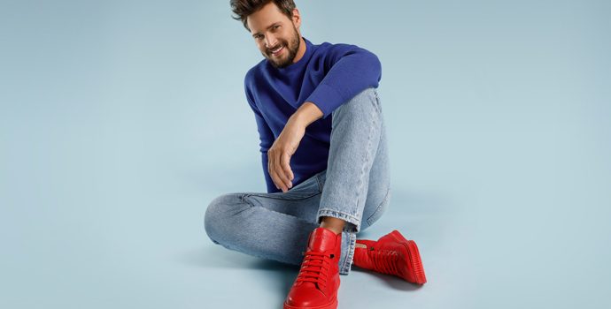 Kolorowe buty męskie – trend poprawiający humor