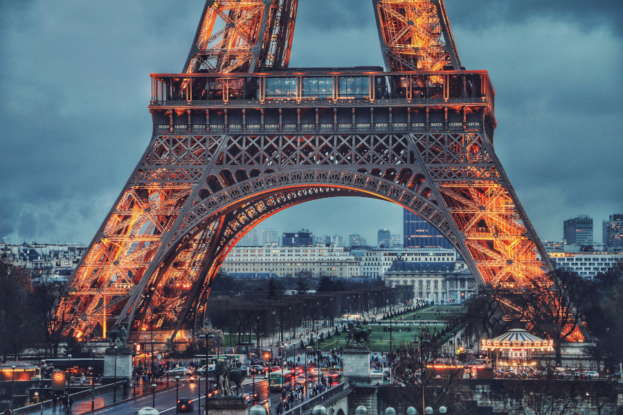 Paryż to od lat popularny kierunek wakacyjny